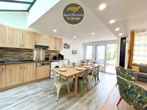 Saint-Omer Apartment | Le Repaire des 12- Hypercentre, jardin, idéale groupes, 5 chambres 5 salles de bain