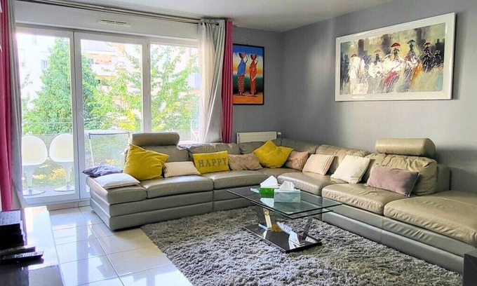 Bobigny Apartment | Le Riad, spacious apartment in Bobigny