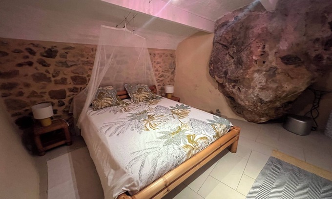 Fayence Apartment | Le Rocher Fayence atypical apartment in the ramparts