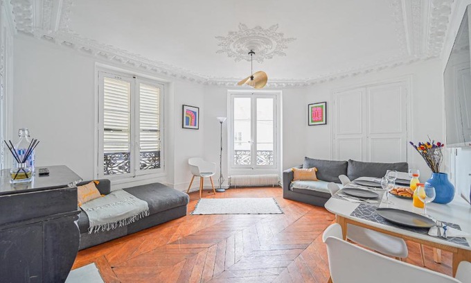 Quartier de la Porte-Saint-Denis Apartment | "Le Ruby d'Hautville " Charme Authentique dans le Quartier Hautville