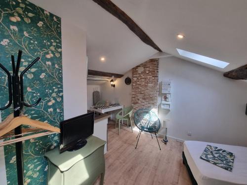 Tournus Apartment | Le Studio du Docteur Privey - Free & secure Park Bike -3mn Autoroute