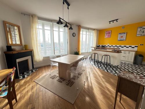 Nevers Apartment | Le Vinyl - Séjour lumineux face à la Loire