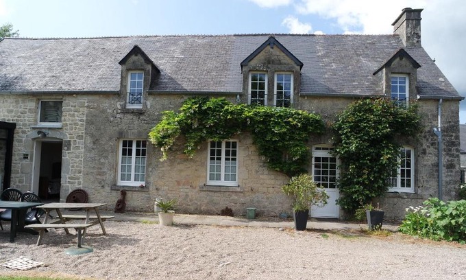 Yvetot-Bocage Bed & Breakfast | Le vitrail CHAMBRE Équipée sans service repas