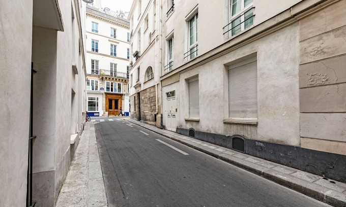 2nd Arrondissement Apartment | Le Zebbrre