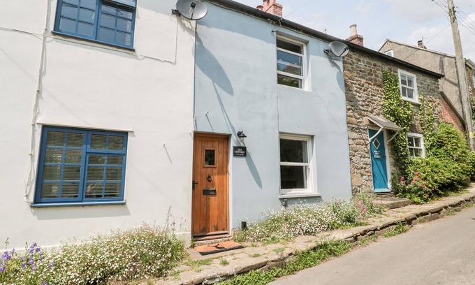 Eype Cottage | LEA COTTAGE, pet friendly, character holiday cottage in Eype