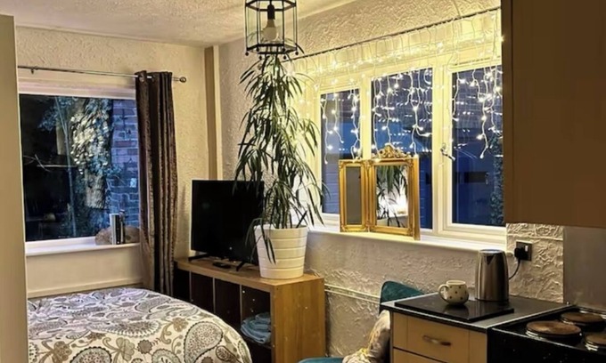 Louth House | Leaf Retreat - A Rest in Nature. Pet-friendly!