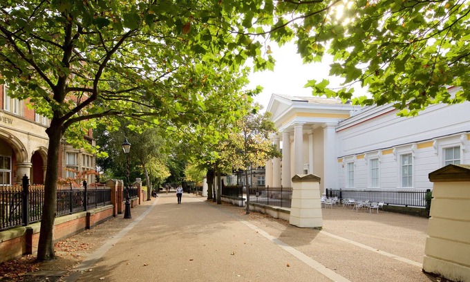 Leicester City Centre Apartment | Leafy New Walk & Museum views w/Free Parking, A/C & Gym!