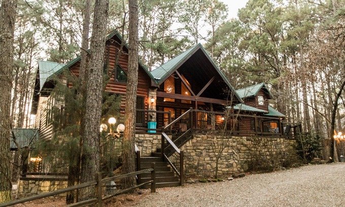 Broken Bow Cabin | Leaping Lizard Lodge- Hot tub, fireplace, pet friendly,firewood, Gameroom!