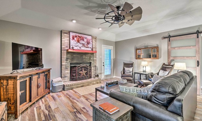 Granbury House | 'Leaping Toad Ranch' ~ 9 Mi to Lake Granbury!