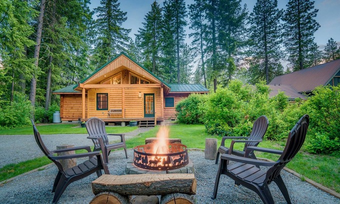 Leavenworth Cabin | Leavenworth Area Idyllic Rustic Modern Log Cabin with Hot Tub