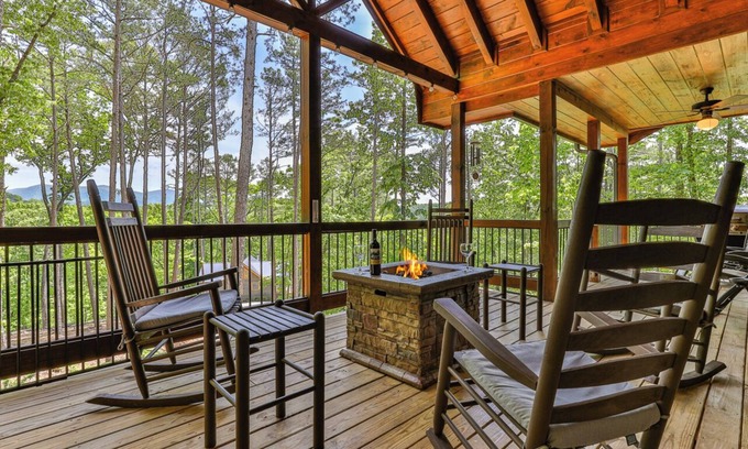 Cherry Log Cabin | Lee's Lookout - Stunning Montain Views, Hot Tub 2BR 2BA