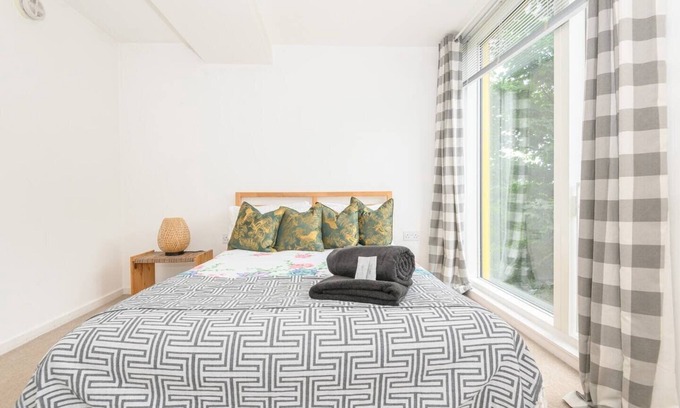 Leeds Apartment | Leeds - Sleeps 4 - Free Parking - Pet Friendly