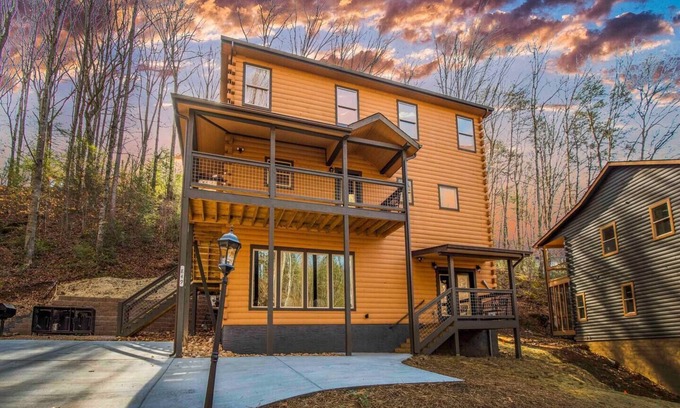 Sevierville Cabin | Lefty is 1 of 2 5BR/6BA private pool, game room, theater