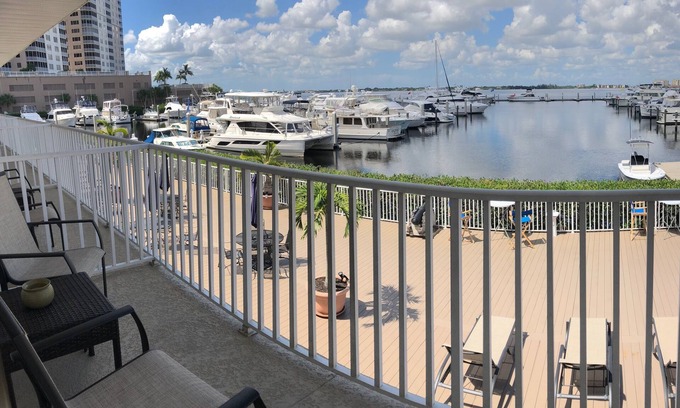 Fort Myers River District Hotel | Legacy Harbour Hotel & Suites