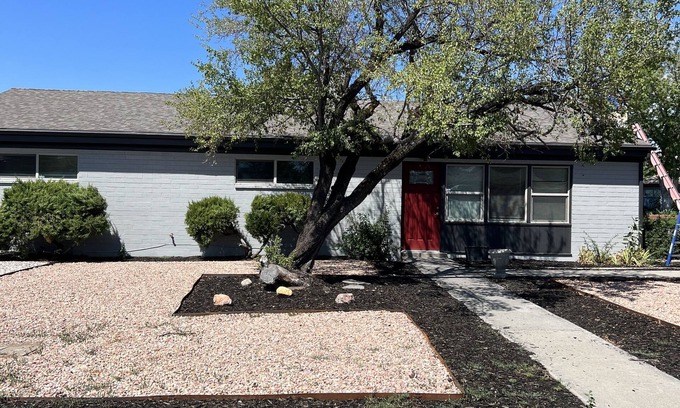 Sandy House | Legacy House: Roomy and wheelchair accessible house near the mountains.