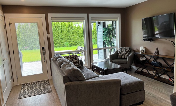 Okanagan-Similkameen House | Legal 2 bedroom suite conforms to the new 2024 Short Term Rental Regulations.