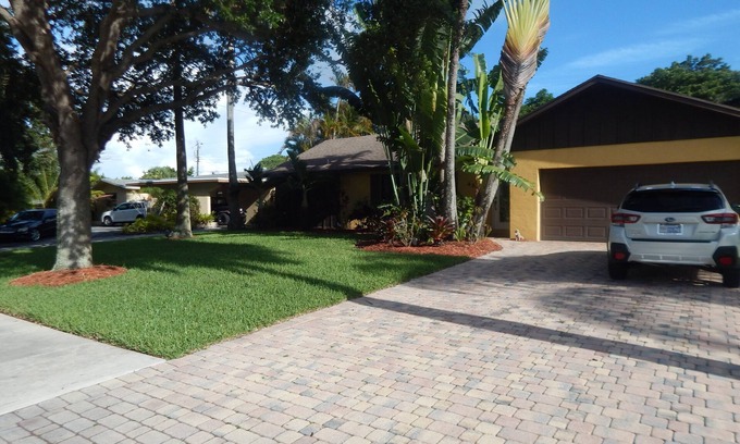 Tequesta House | LEGAL BEECH BUM OASIS RETREAT