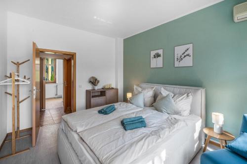 Magdeburg Apartment | LeHaStays - Apartments Buckau 16a I Küche I Smart TV mit Netflix I toller Innenhof
