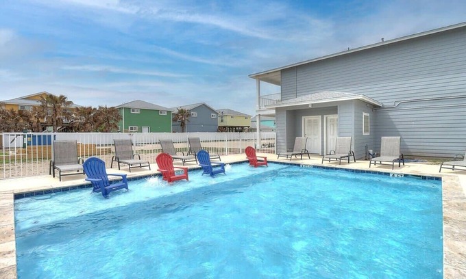 Port Aransas Condo | Lei Away: Pool, Grills, Boat Parking, Pet Friendly