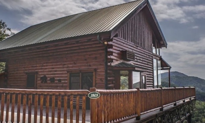 Gatlinburg - Pigeon Forge House | Leland’s Lookout: Luxury Cabin, Hot Tub, and Stunning Mountain Views!