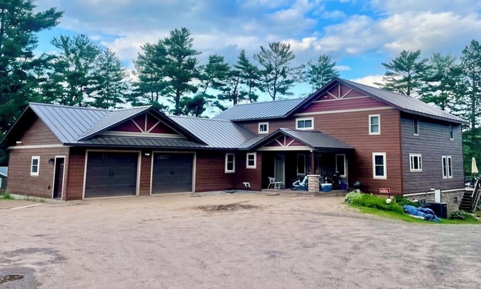 Sarona House | Lemens Lodge Sportsman & Family Lodge on Long Lake-Sleeps 12 - Open all Seasons