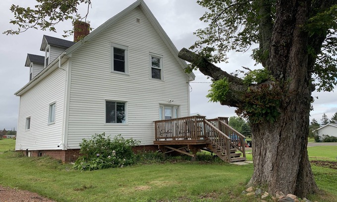 Lower Five Islands House | Lena's Place is situated in the center of beautiful Five Islands, Nova Scotia