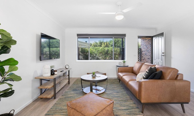 North Creek House | Lennox Belle - Freshly Renovated Townhouse with Wifi