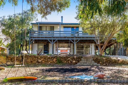 Guilderton House | Lens Lodge - Spacious beach Home