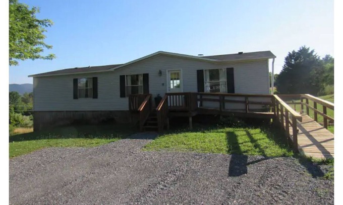 Rileyville House | LENTZ LANE LODGE VIEWS, VIEWS, VIEWS AND JUST MINUTES TO SHENANDOAH RIVER