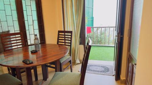 The Mall Road Apartment | Leo casa stairs to heaven