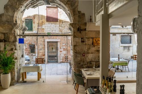 Old Town Bed & Breakfast | Leonis Restaurant & Rooms