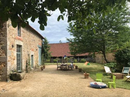Saint-Martin-Terressus House | Les écuries du château des Rieux