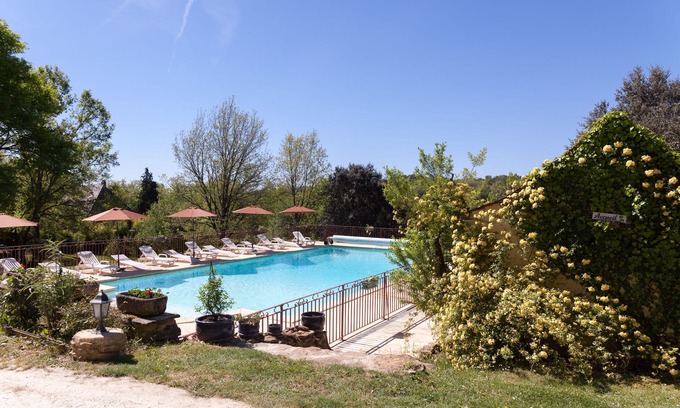 Sarlat-la-Caneda Ski Chalet | Les Acacias: Chalet and swimming pool in the heart of Sarlat.