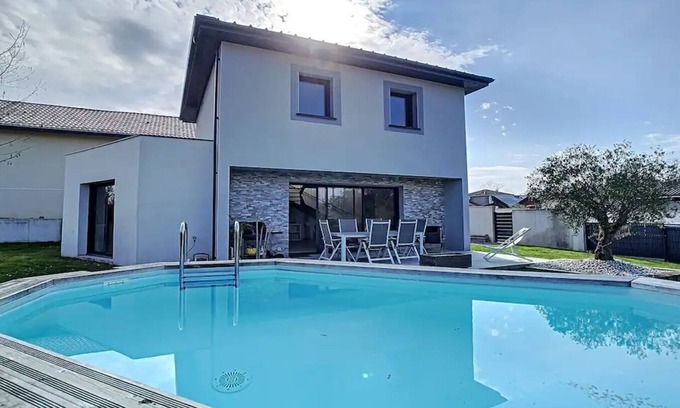 Dax House | Les Arènes - Three Bedroom House, Sleeps 6