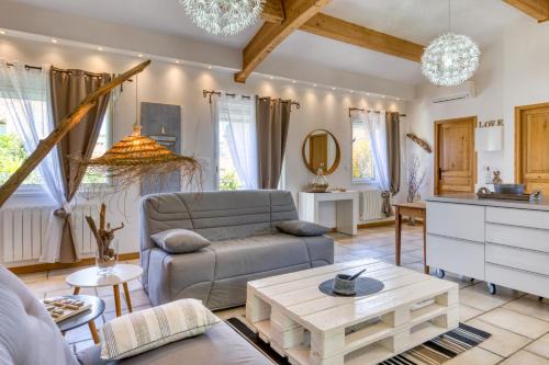 Poussan Apartment | Les bois flottés