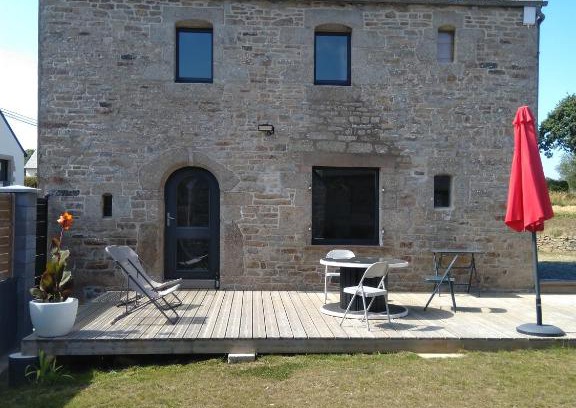 Ploumilliau House | Les charmantes pierres percées