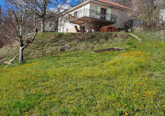 Saint-Laurent-les-Tours House | Les coteaux de Planèze, maison et jardin dans le Lot! Chambres chez l'habitant!