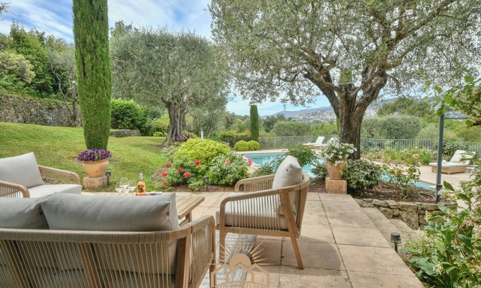 Le Plan-de-Grasse Villa | LES CYPRES Villa for10 By Sunset