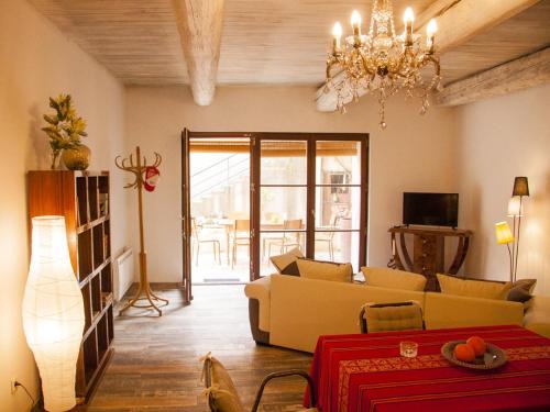 Pezenas Apartment | Les fenêtres sur cour