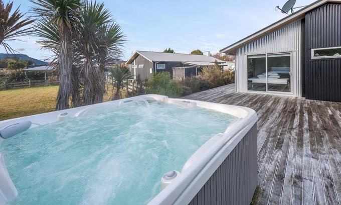 Ohakune House | Les Fleurs avec Spa - Ohakune Holiday Home