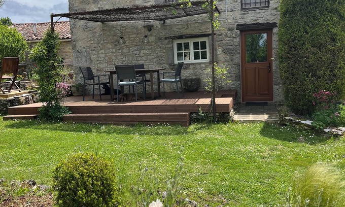 Caylus Cottage | Les gites Pérard (East Gite) sleeps 4. Use of Swimming Pool & Pet friendly.