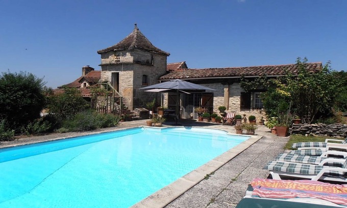 Caylus House | Les gites Perard sleeps 8. Family-friendly and pets welcome. Pool