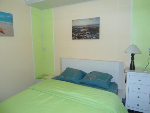 Etang Sale Les Bains Apartment | Les Meublés Les Dauphins