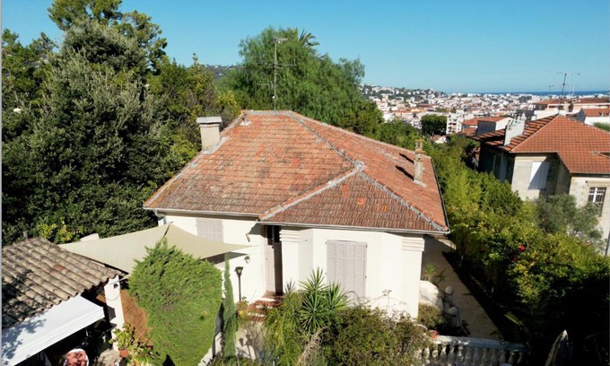 Riou - Petit Juas - Av de Grasse House | les néfliers