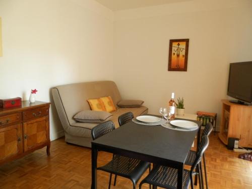 Cimiez Apartment | Les Pins . 2 p calme et terrasse