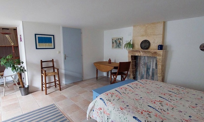 Saint-Romain-de-Benet Bed & Breakfast | Les Primevères Guest Room – Welcome and Comfort in Saint-Romain-de-Benet