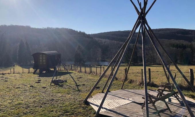 Moux-en-Morvan Other | Les roulottes de cirque Les Settons