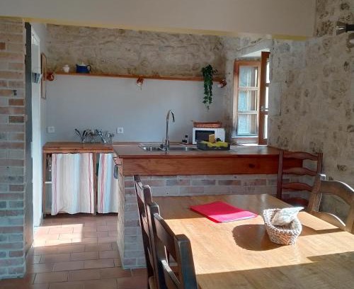 Saint-Clement-de-Regnat House | Les volets rouges