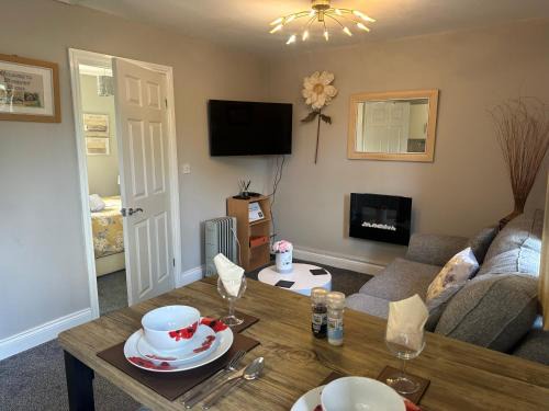 Lesbury Apartment | Lesbury Lodge - (a 'bijou residence') with hot tub