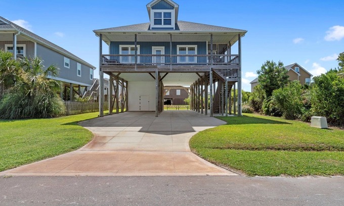 Long Beach House | Less than 1 block or a 3 minute walk to the Beach-Ocean Views,Sleeps 10